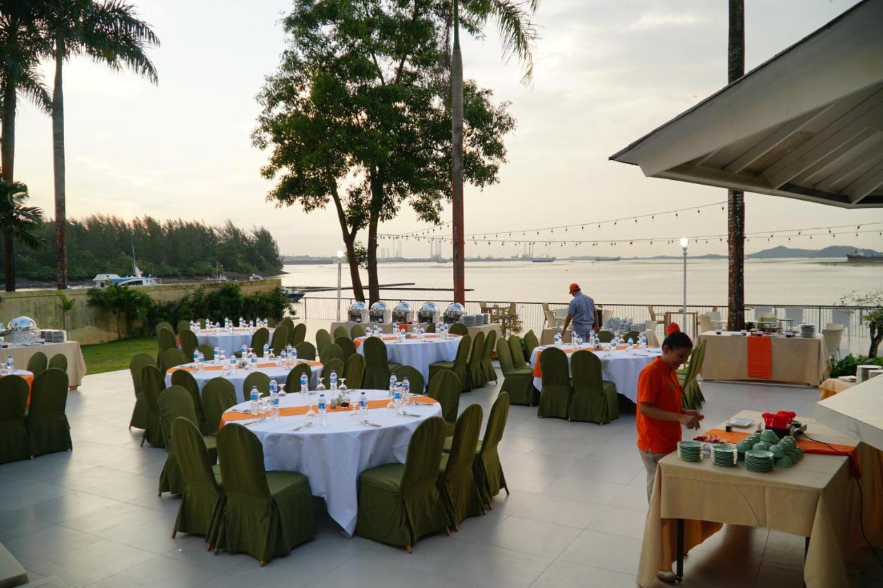 Harris Resort Batam Waterfront Sekupang Esterno foto